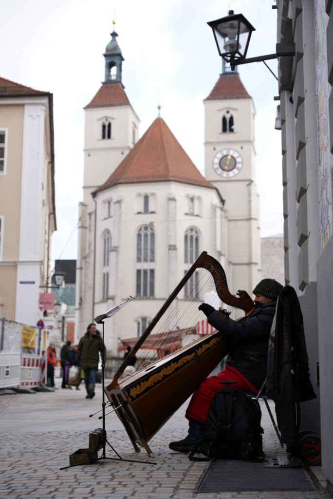 Neupfarrplatz harp player, photo by Alex Lau